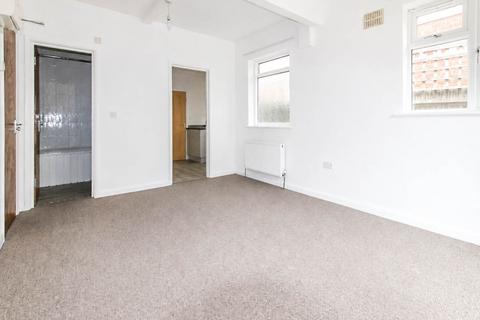 Studio to rent, Uxbridge Road, hayes, middlesex