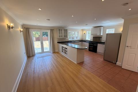 6 bedroom detached house to rent, Midway Walton-On-Thames KT12