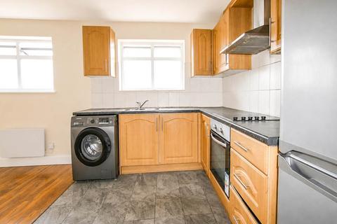 3 bedroom flat to rent, Station Road, Hayes, Middlesex