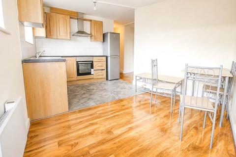 3 bedroom flat to rent, Station Road, Hayes, Middlesex
