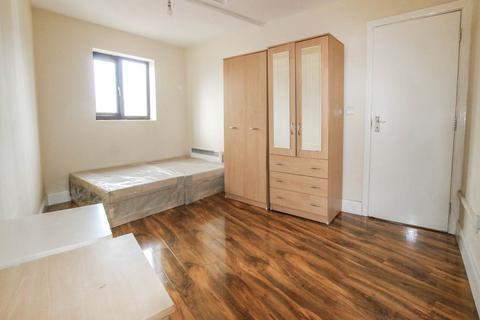 3 bedroom flat to rent, Station Road, Hayes, Middlesex