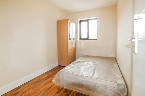 3 bedroom flat to rent, Station Road, Hayes, Middlesex