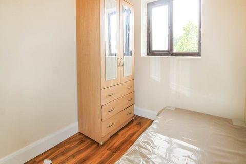 3 bedroom flat to rent, Station Road, Hayes, Middlesex