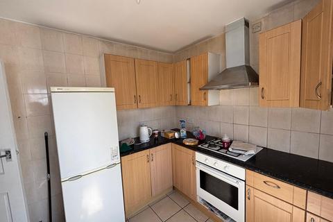 2 bedroom terraced house to rent, Blundell Road, Edgware HA8