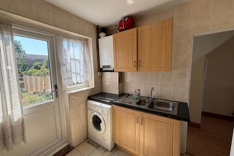 2 bedroom terraced house to rent, Blundell Road, Edgware HA8