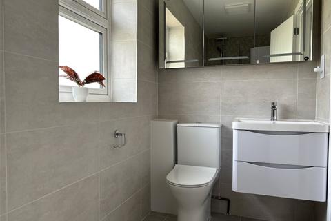 3 bedroom terraced house to rent, Wilmot Close, Witney, Oxfordshire, OX28