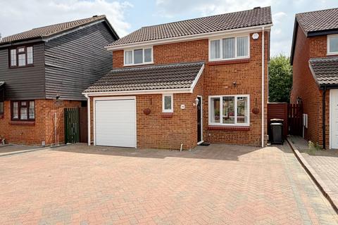 4 bedroom detached house to rent, Buckfast Avenue, Bedford MK41