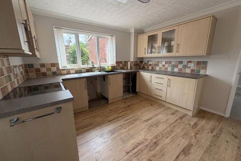 4 bedroom detached house to rent, Buckfast Avenue, Bedford MK41