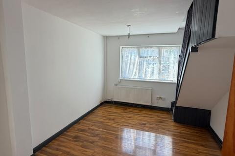2 bedroom end of terrace house to rent, 2 bed house Adelphi Crescent HAYES, UB4