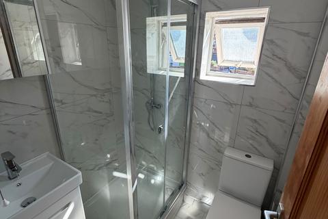 2 bedroom end of terrace house to rent, 2 bed house Adelphi Crescent HAYES, UB4