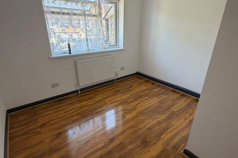2 bedroom end of terrace house to rent, 2 bed house Adelphi Crescent HAYES, UB4