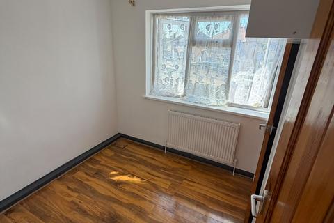 2 bedroom end of terrace house to rent, 2 bed house Adelphi Crescent HAYES, UB4