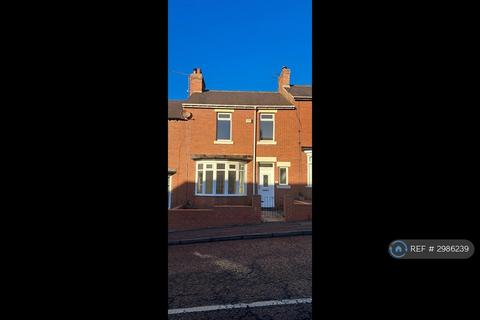 3 bedroom terraced house to rent, Holyoake Gardens, Gateshead, NE9