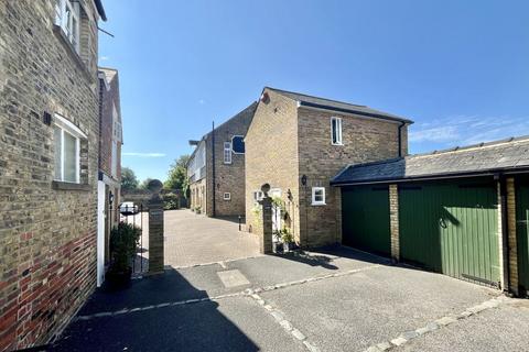 3 bedroom terraced house for sale, Watts Yard, Sandwich
