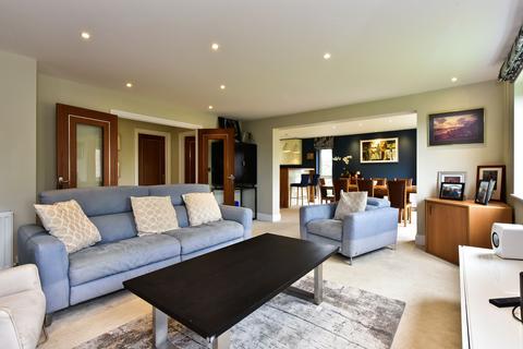 3 bedroom flat for sale, Hawkshead Road, Potters Bar EN6