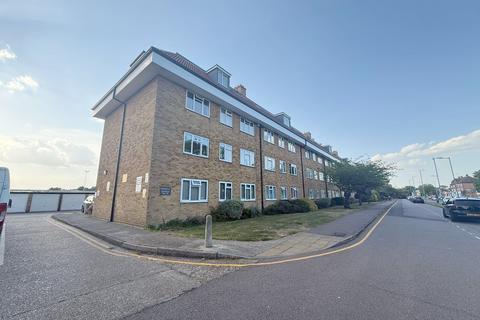 2 bedroom flat to rent, Parkside, Potters Bar EN6