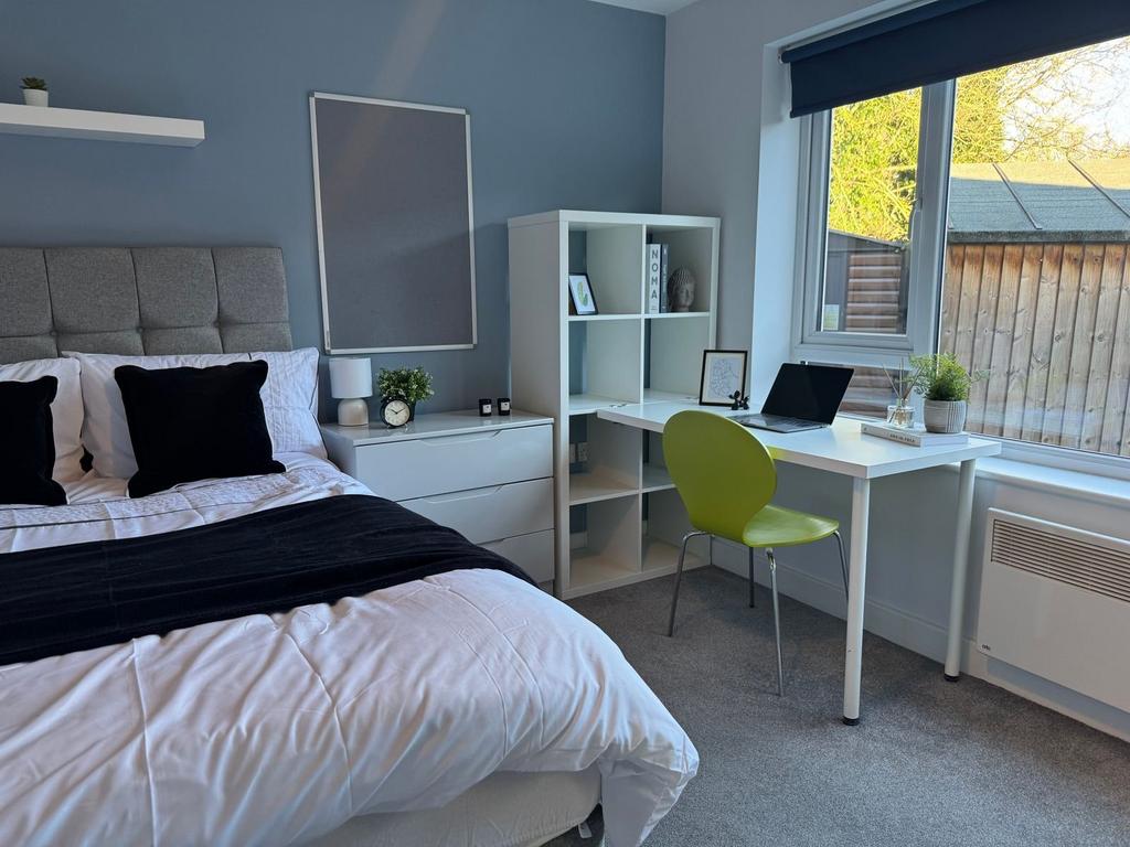 Apartment in Broxtowe, Beeston - More