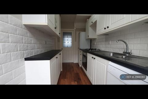 3 bedroom terraced house to rent, Hitchin Road, Luton, LU2