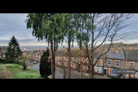 3 bedroom terraced house to rent, Hitchin Road, Luton, LU2