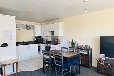 2 bedroom flat to rent, Lanadron Close, Isleworth TW7