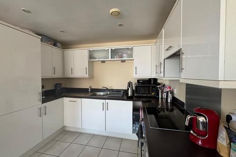 2 bedroom flat to rent, Lanadron Close, Isleworth TW7