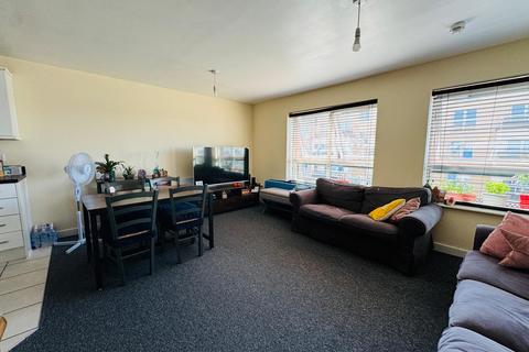 2 bedroom flat to rent, Lanadron Close, Isleworth TW7