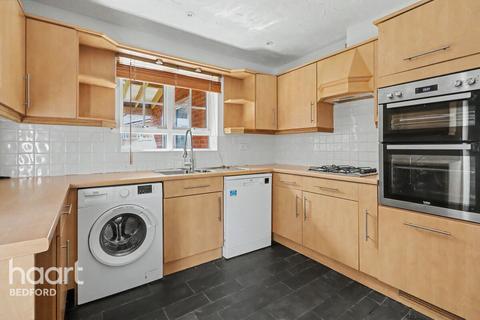 4 bedroom detached house to rent, Thor Drive, Bedford