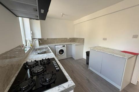 3 bedroom semi-detached house to rent, Pennine Avenue, Luton, LU3