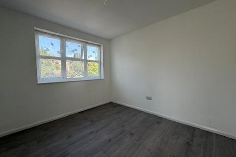 3 bedroom semi-detached house to rent, Pennine Avenue, Luton, LU3