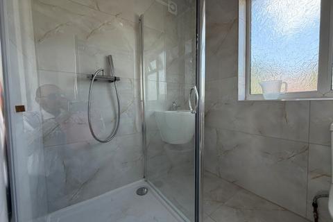 3 bedroom semi-detached house to rent, Pennine Avenue, Luton, LU3