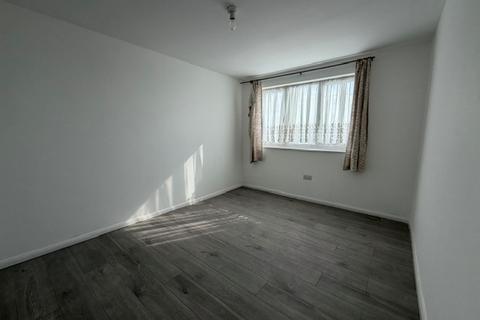3 bedroom semi-detached house to rent, Pennine Avenue, Luton, LU3