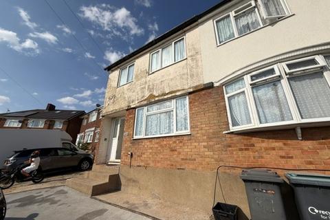 3 bedroom semi-detached house to rent, Pennine Avenue, Luton, LU3