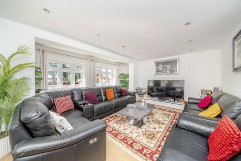 5 bedroom house to rent, Woodcote Avenue, London NW7