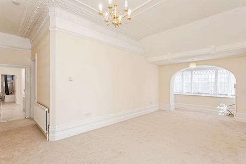 2 bedroom flat for sale, Imperial Avenue, Westcliff-on-Sea, Essex, SS0