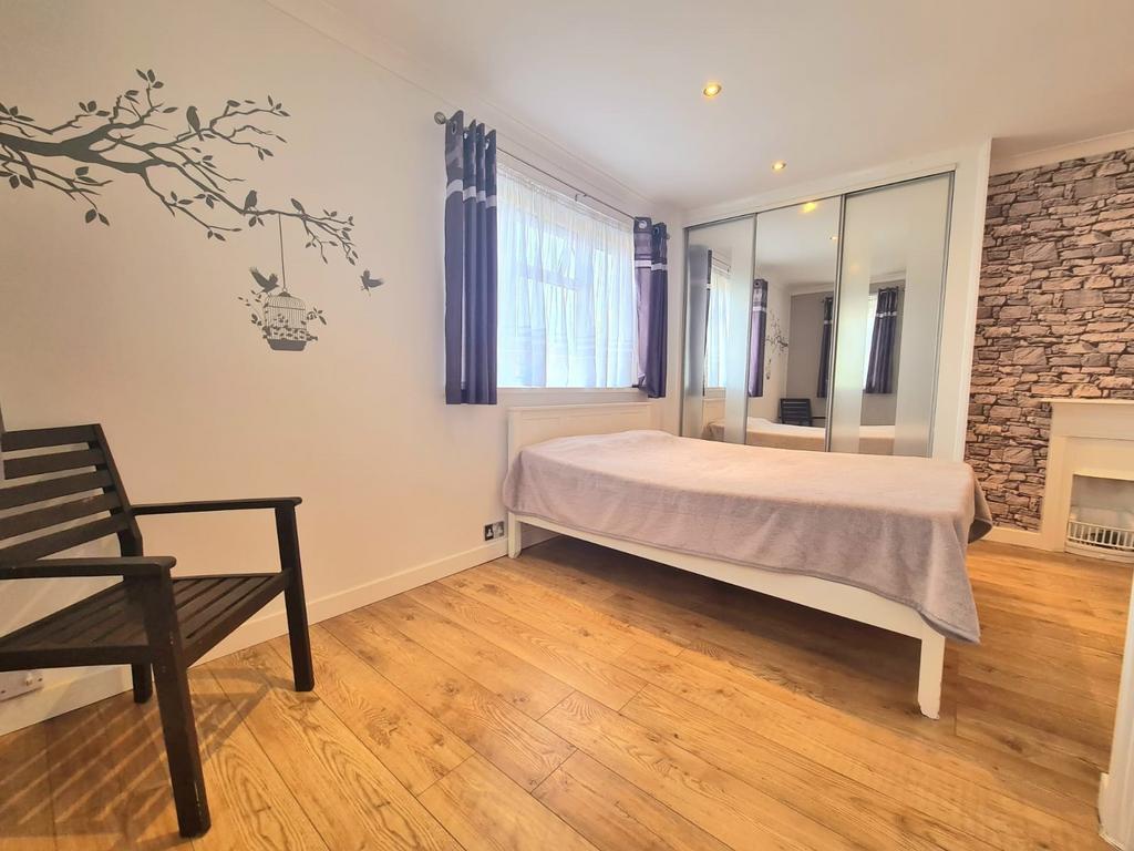 Bedroom, fireplace