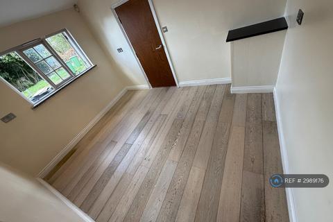 2 bedroom flat to rent, High Road, Chigwell, IG7