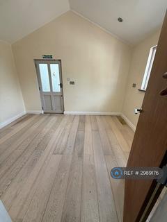 2 bedroom flat to rent, High Road, Chigwell, IG7