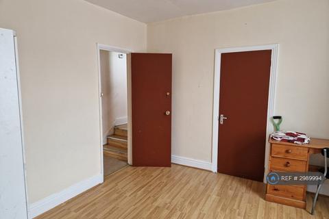 4 bedroom maisonette to rent, Haunchwood Road, Nuneaton, CV10