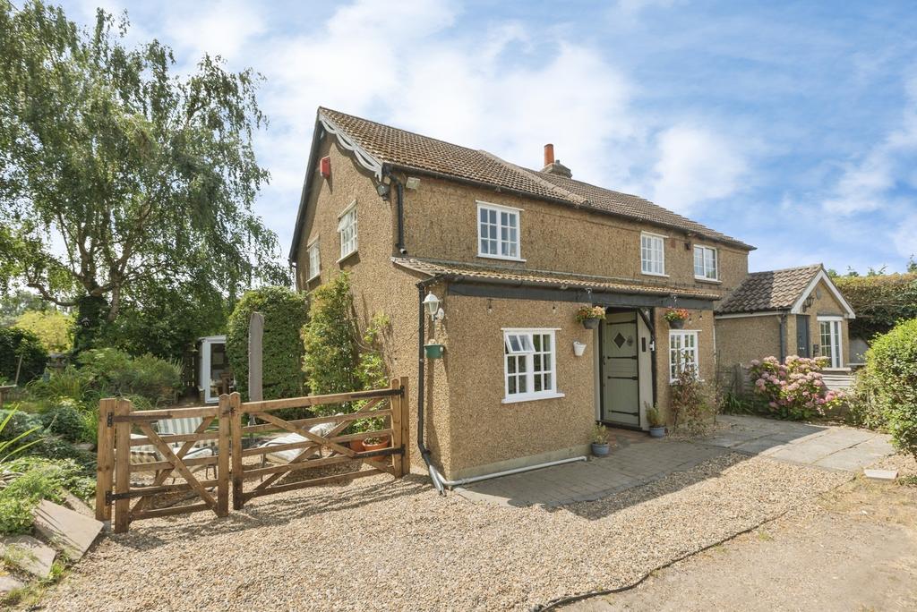 Detached house exterior, driveway