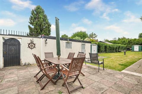 4 bedroom bungalow for sale, Westrow Gardens, Seven Kings