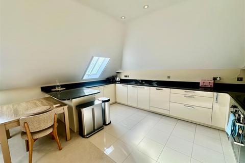 2 bedroom apartment for sale, Great Austins Manor, 11 Vicarage Hill, Farnham