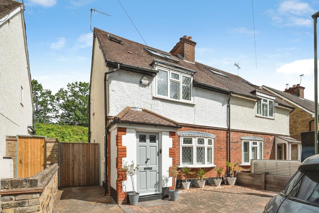 Detached house exterior, driveway