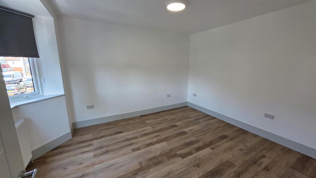 Apartment in Southall - View 4