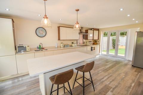 6 bedroom detached house to rent, The Dingle, Doseley