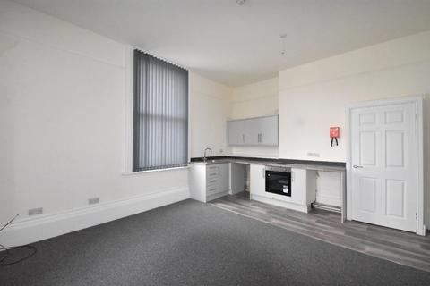 3 bedroom flat to rent, Flat 4 Rank House, Hull, HU2