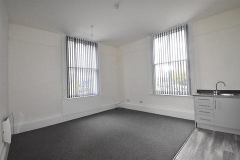 3 bedroom flat to rent, Flat 4 Rank House, Hull, HU2