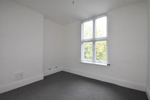3 bedroom flat to rent, Flat 4 Rank House, Hull, HU2
