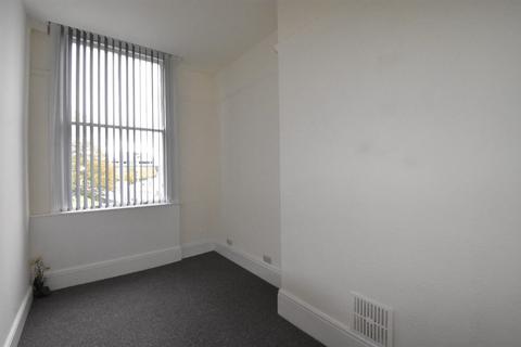 3 bedroom flat to rent, Flat 4 Rank House, Hull, HU2