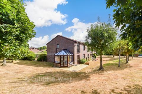 2 bedroom ground floor flat for sale, Ilford Court, Cranleigh, Surrey