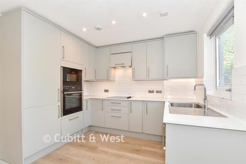 2 bedroom ground floor flat for sale, Ilford Court, Cranleigh, Surrey